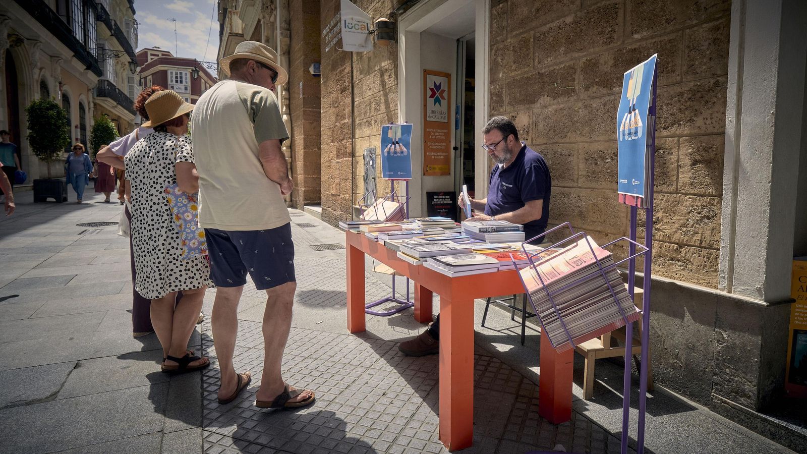 Jornada de venta en la calle del comercio tradicional.