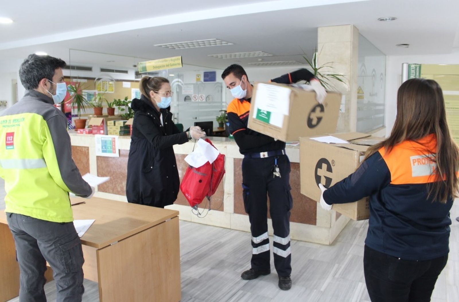 Reparto de mascarillas en la Junta de Andalucía.