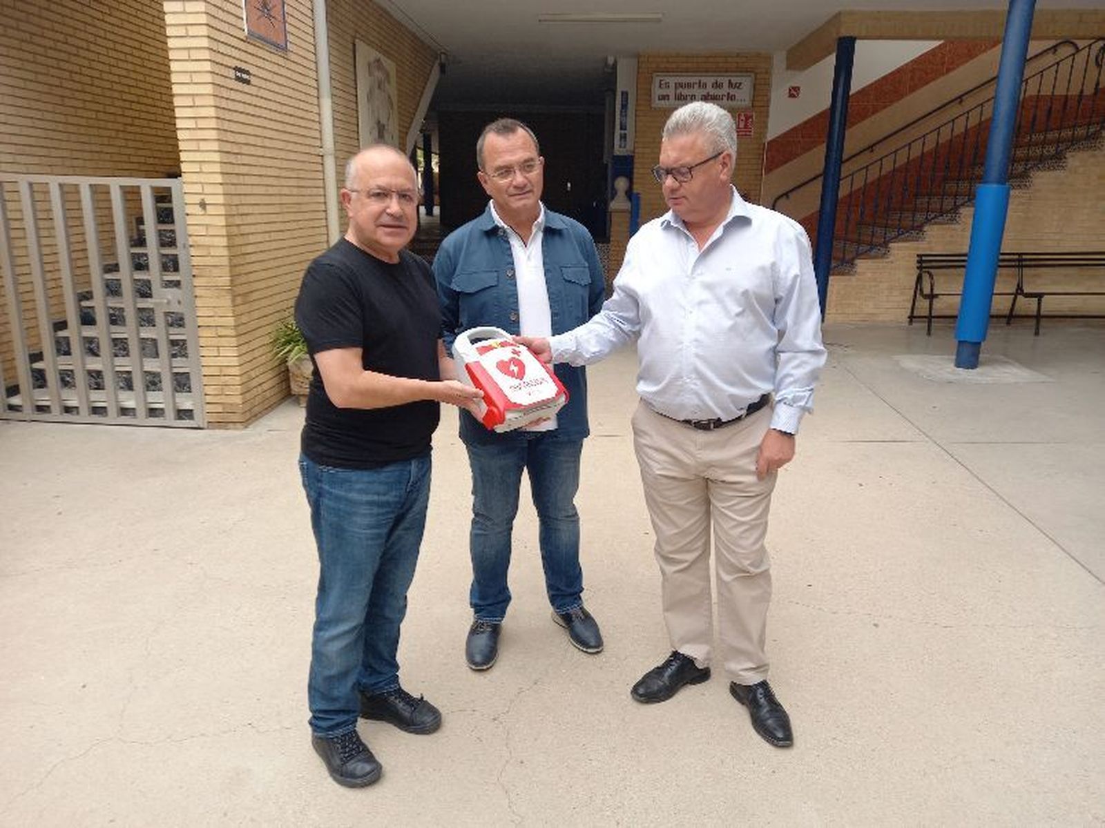 Entrega de un desfibrilador al Colegio Alemán de Puente Genil.