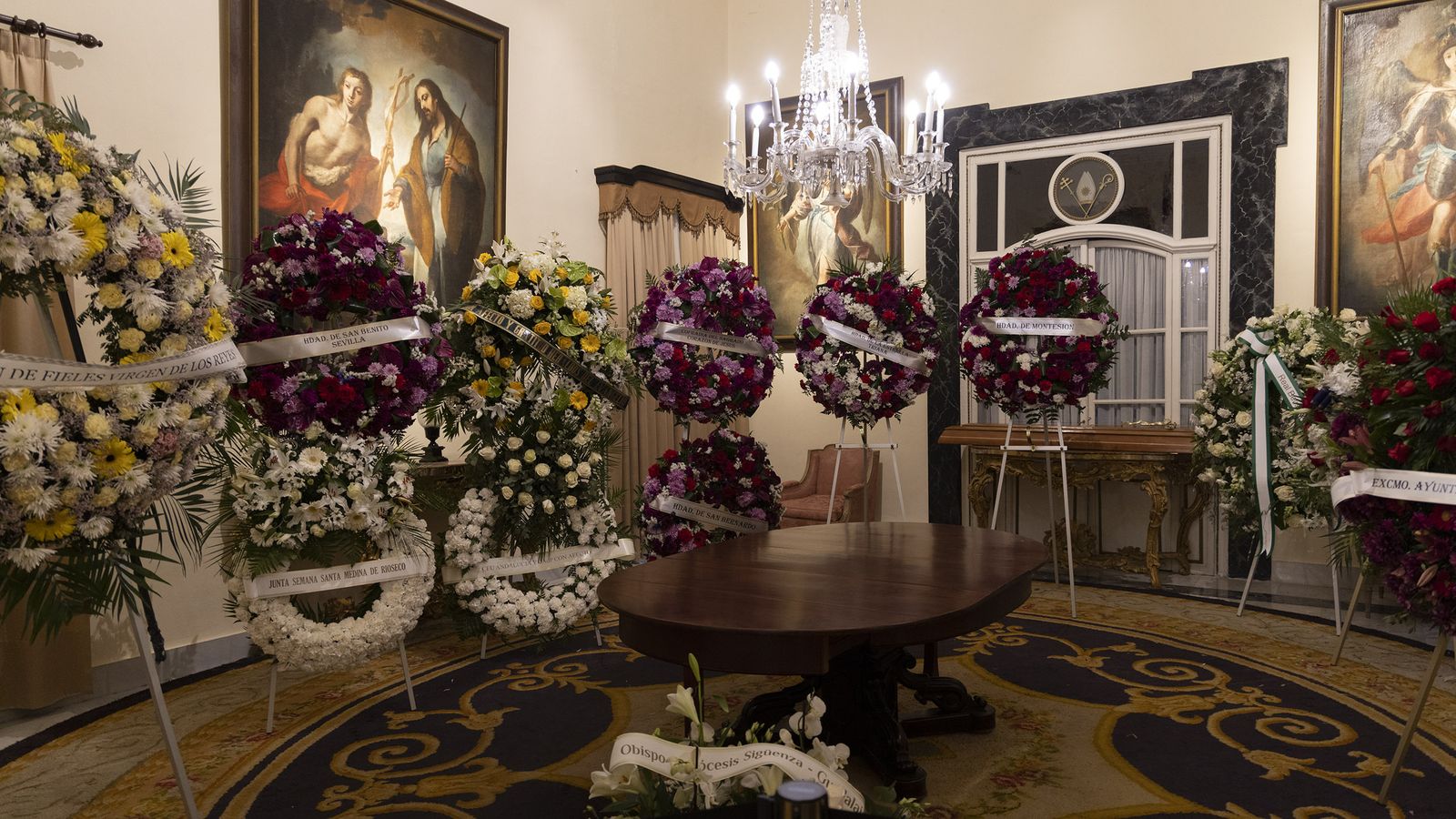 Algunas de las coronas de flores.