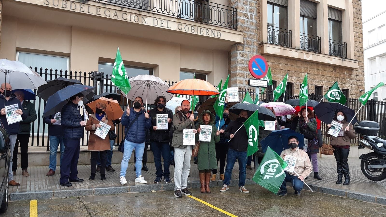 Los maestros de Religión concentrados ante la Subdelegación de Gobierno.