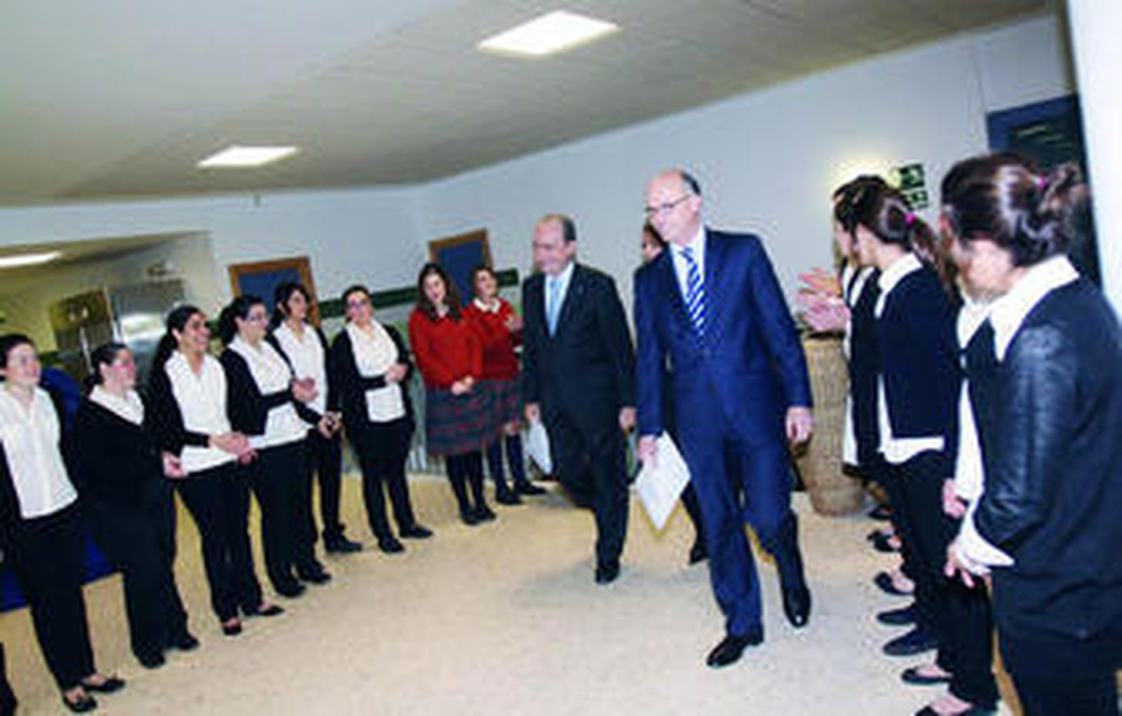 El alcalde, ayer, durante la inauguración de las nuevas instalaciones.