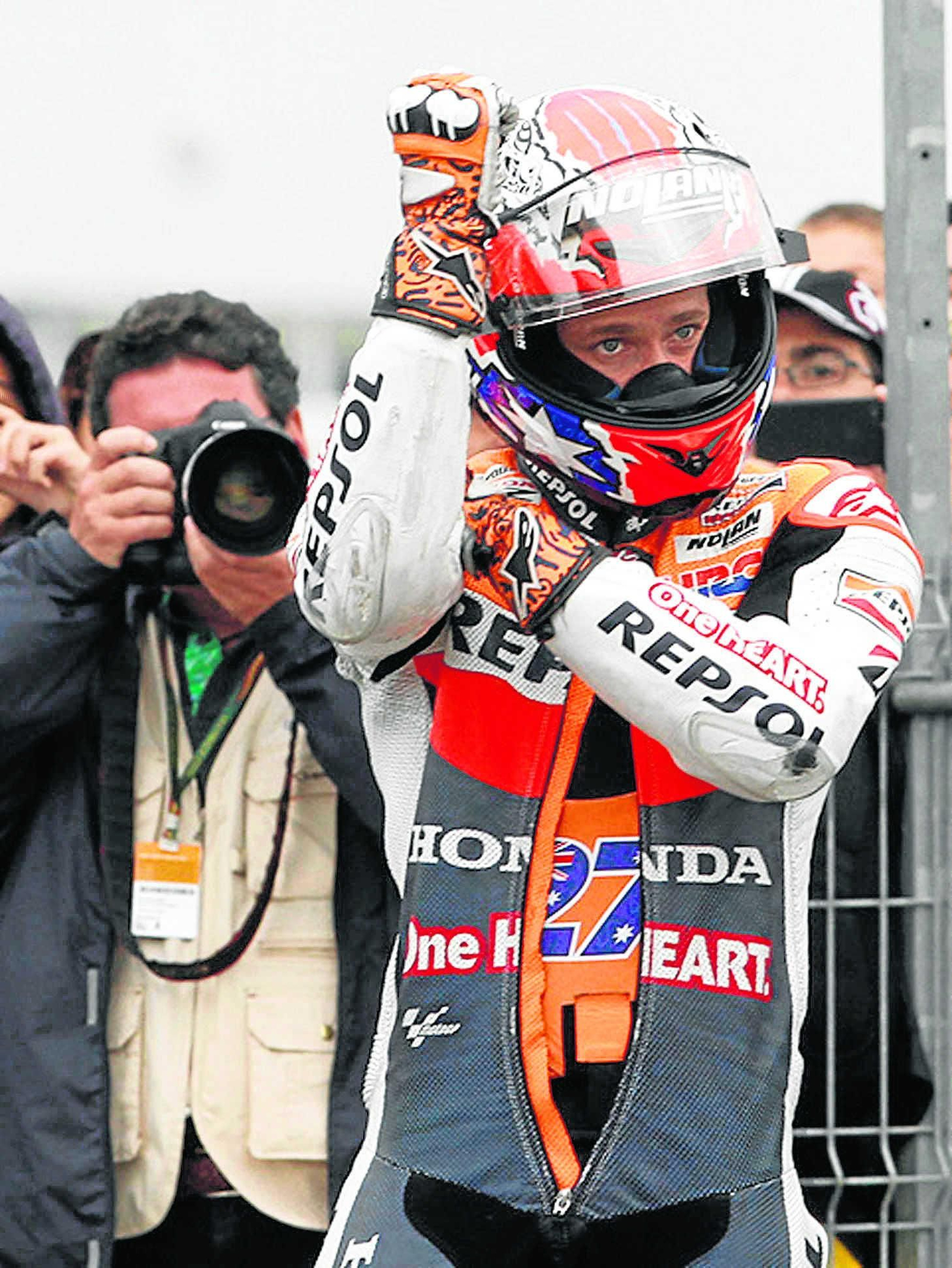 Stoner dedicó un nada ejemplarizante corte de mangas a Rossi por derribarle en la primera curva.