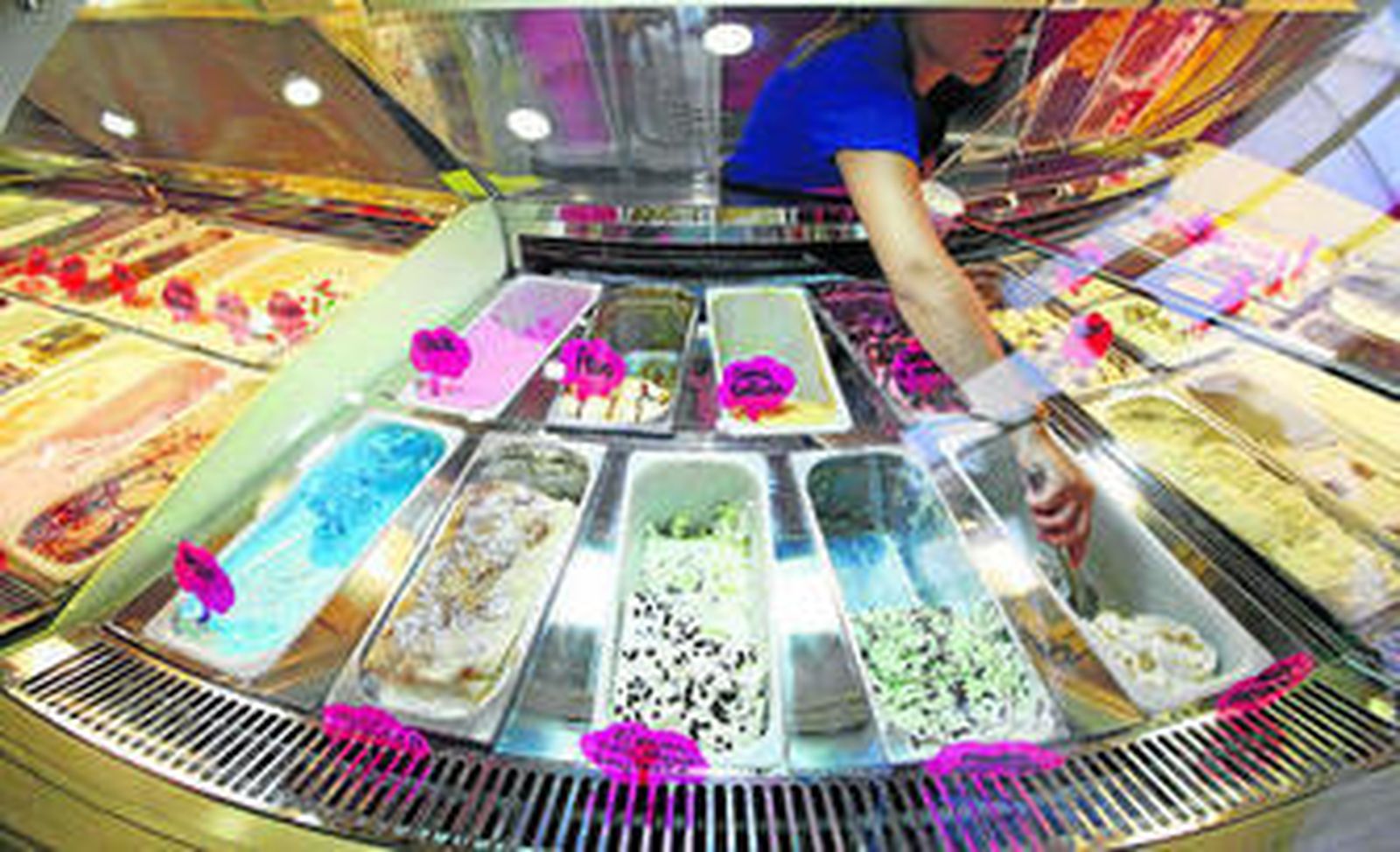 Una amplia gama de sabores en una heladería.