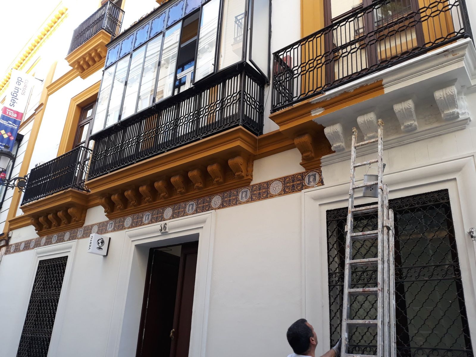 La pintura blanca sobre la cerámica