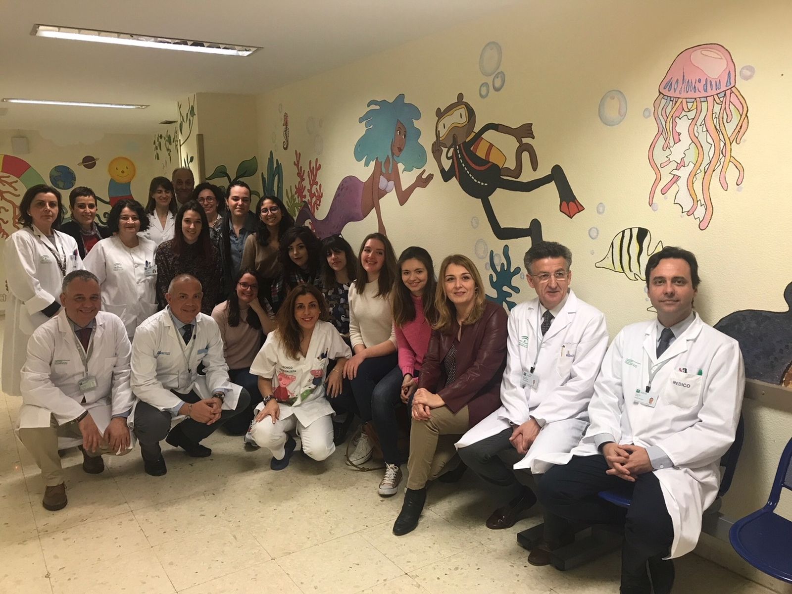 Autoridades, trabajadores del Materno y los alumnos que han decorado el hospital.