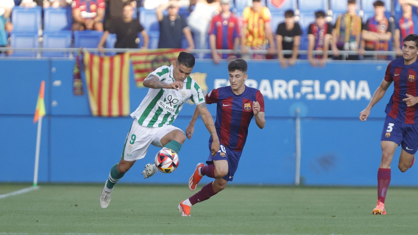 Kuki Zalazar se hace con el balón en el Barcelona Atlètic - Córdoba CF del 'play off' de ascenso. Kuki Zalazar se hace con el balón en el Barcelona Atlètic - Córdoba CF del 'play off' de ascenso.