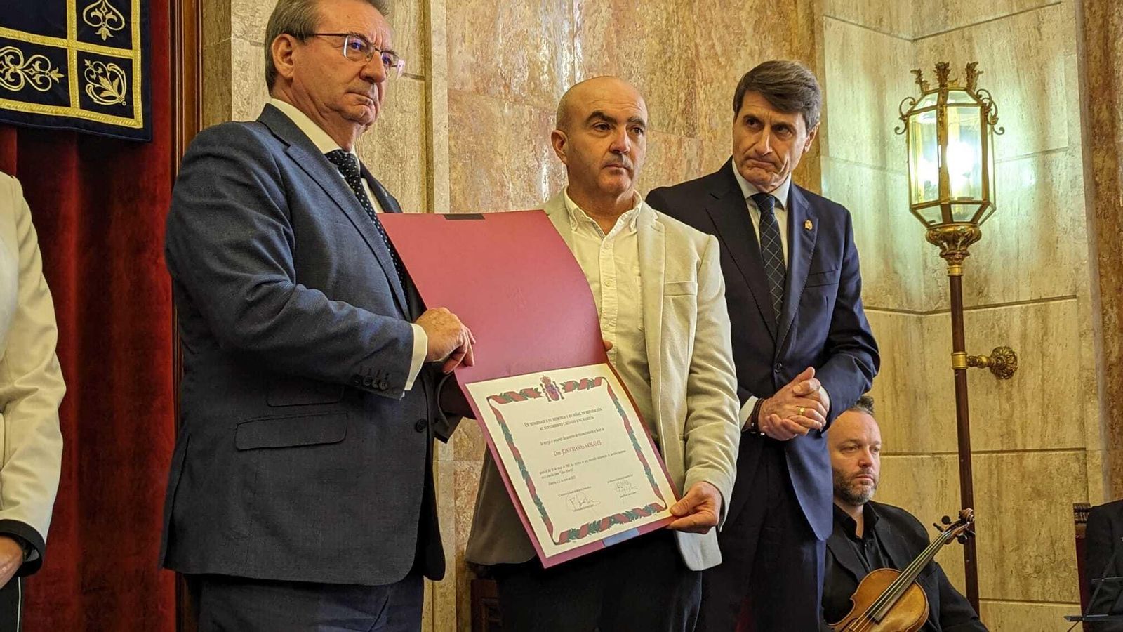Francisco Mañas recoge el diploma de reparación por el asesinato de su hermano.