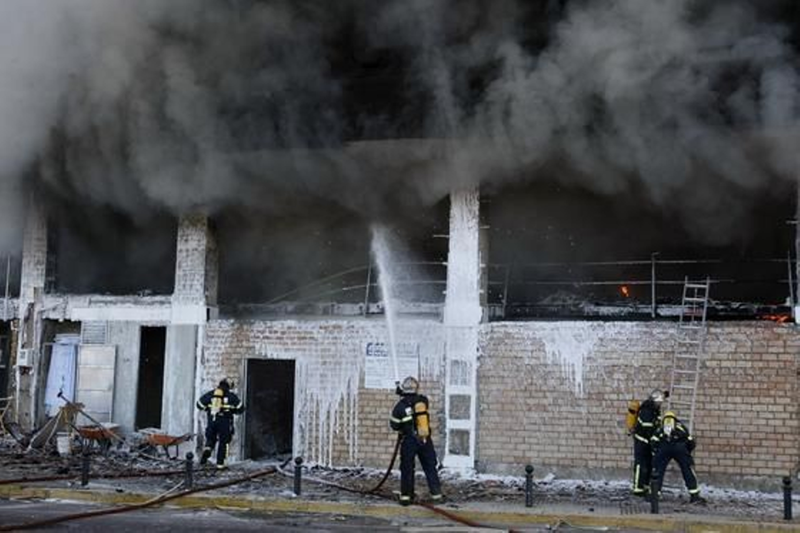 Espectacular incendio en un edificio de la calle Brasil. /José Braza