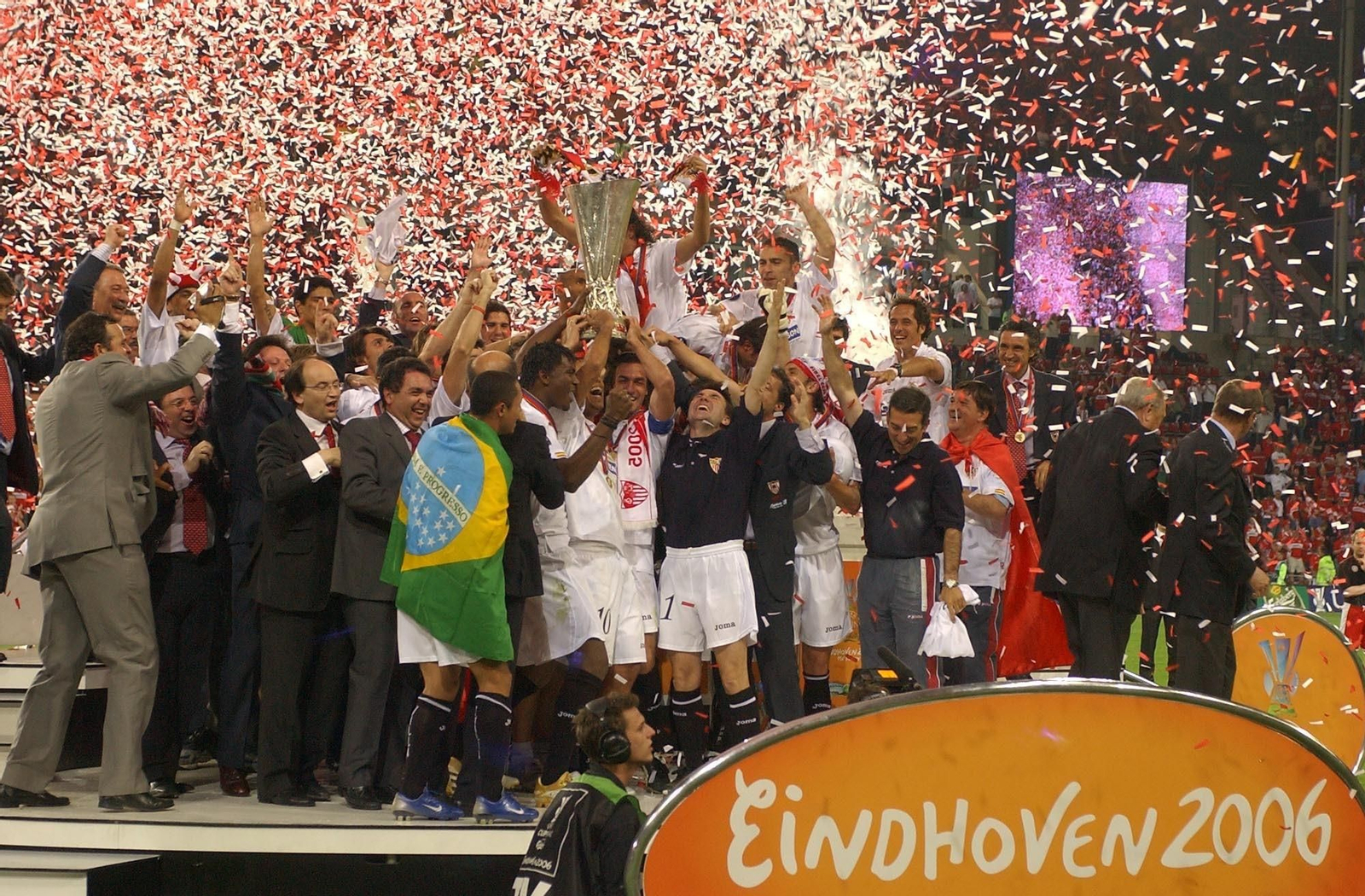 Momento en que Javi Navarro levanta la primera Copa de la UEFa en Eindhoven.