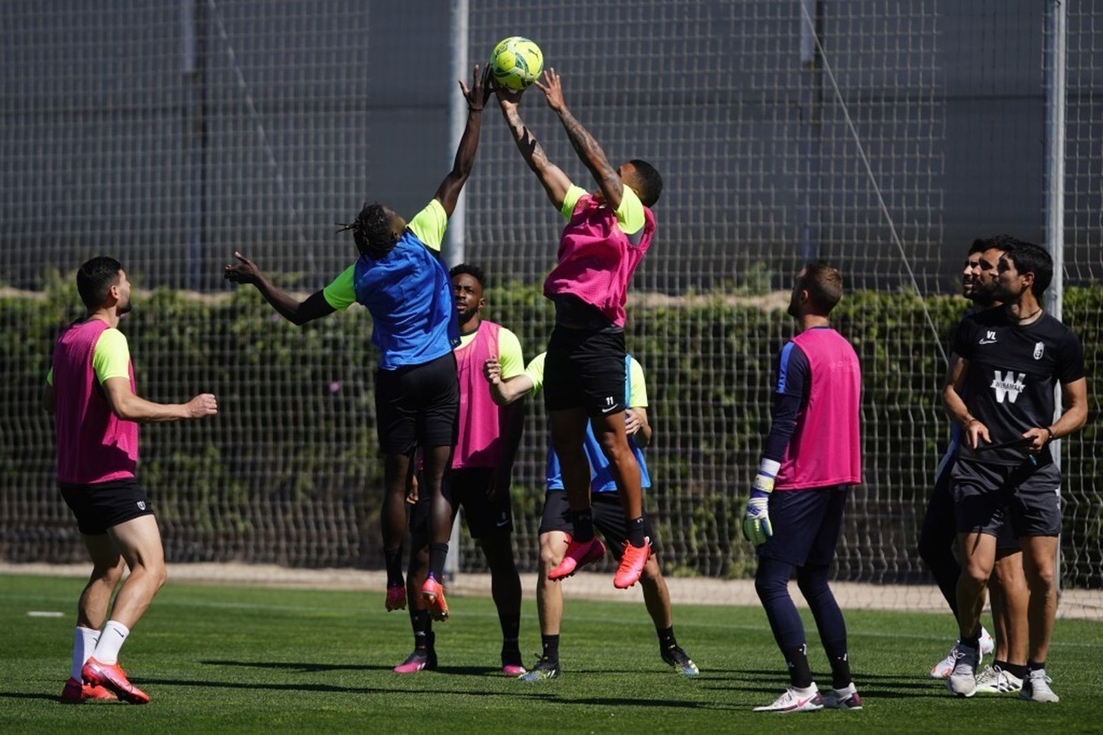 La plantilla del Granada prepara el encuentro ante el Getafe de forma distendida.