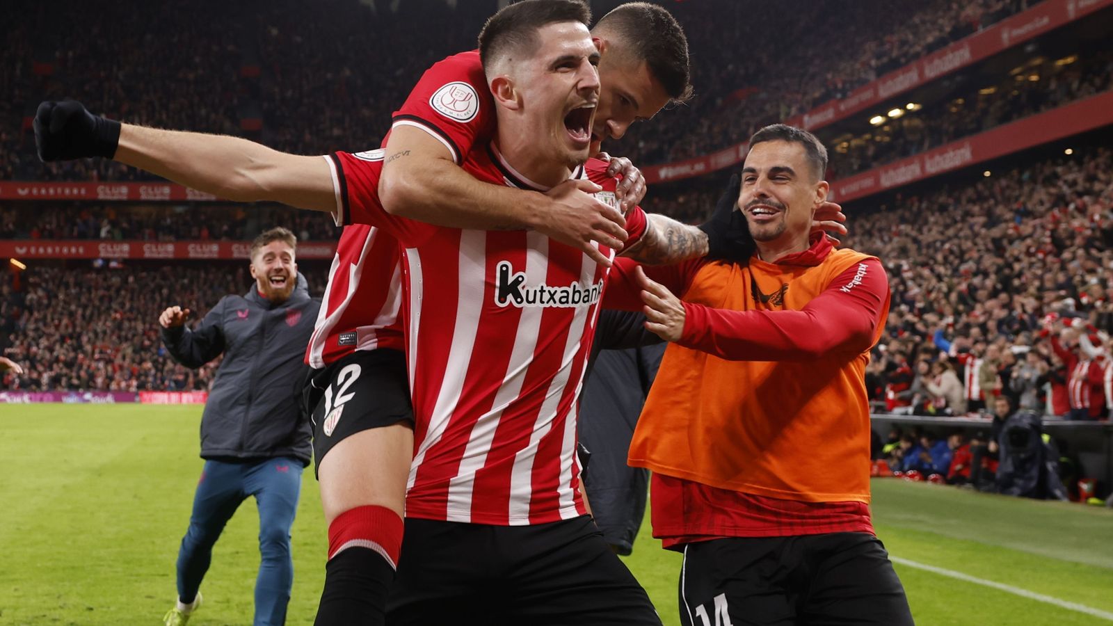 Guruzeta se sube encima de Sancet tras conseguir el tercer gol del Athletic.