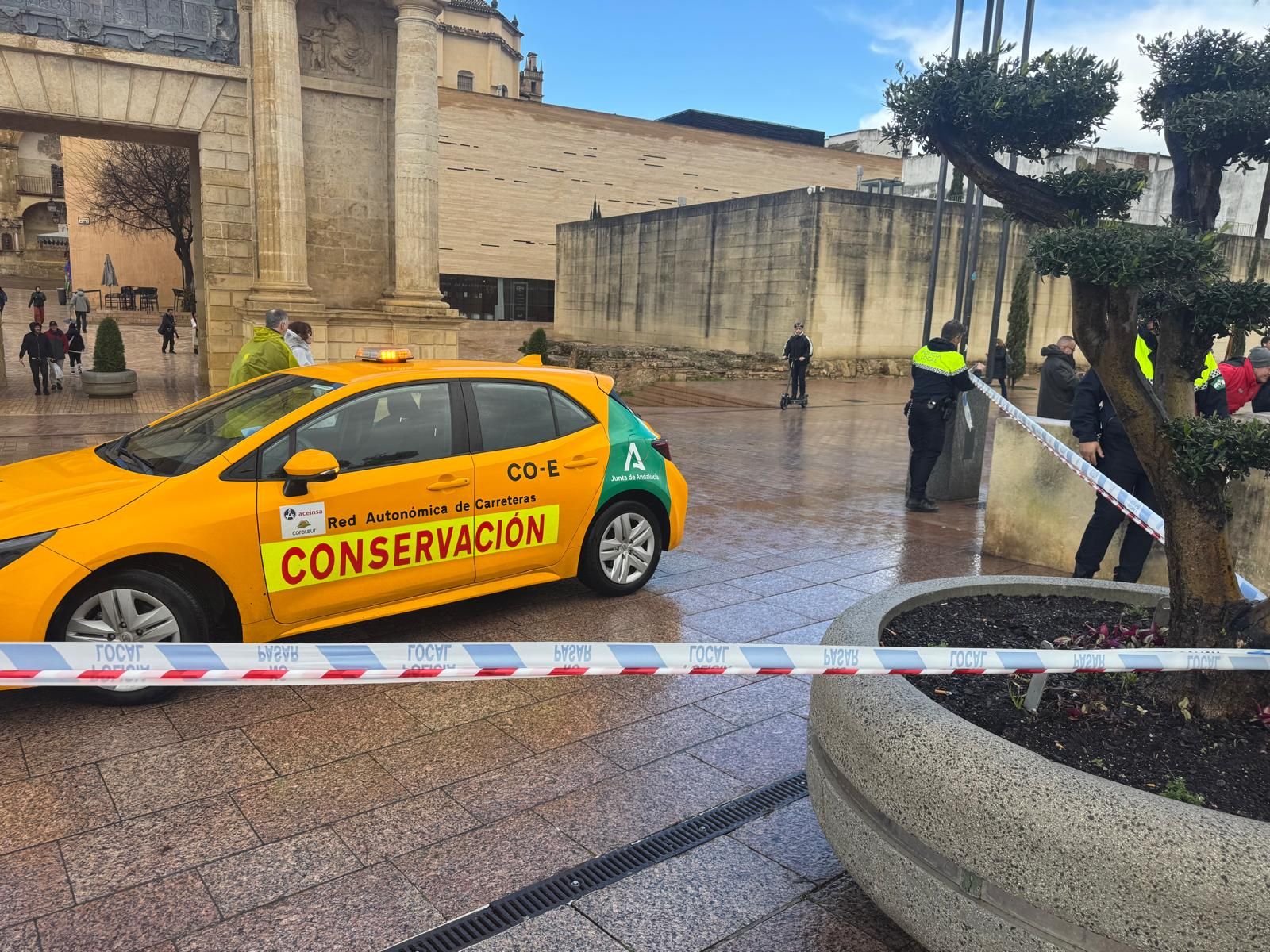 Aspecto que presenta el Puente Romano, cerrado a los peatones.