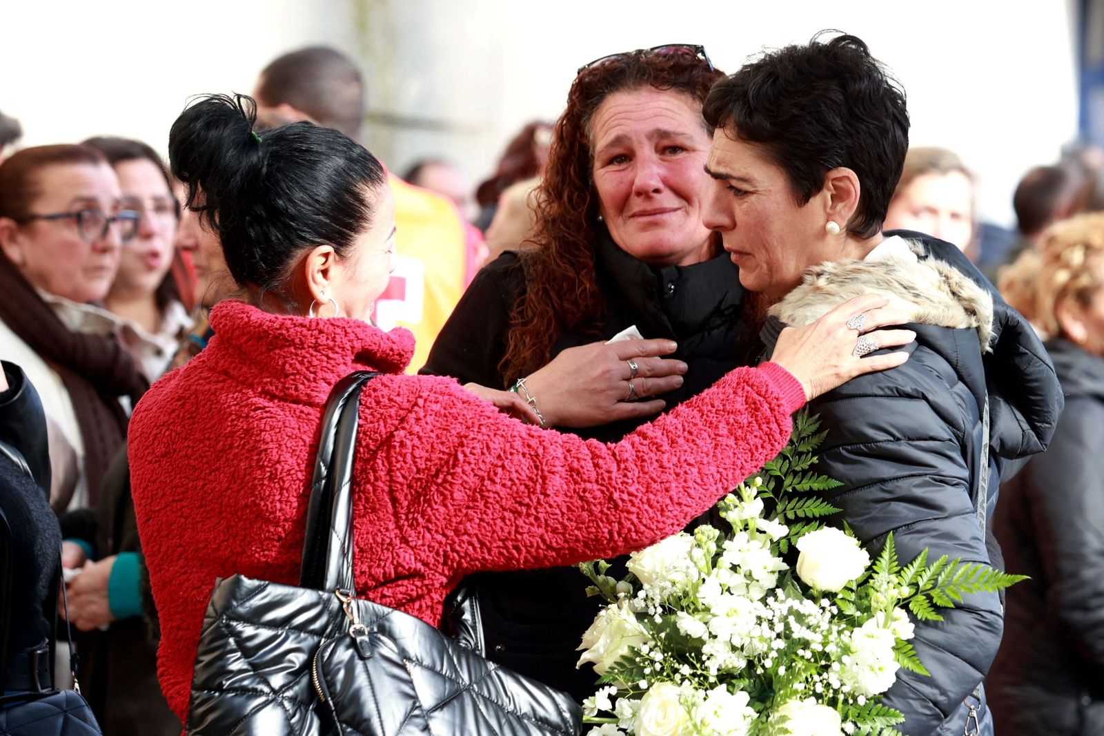 Dolor y desolación en Aljaraque: Las fotos de la desgarradora despedida a la familia Zamorano fallecida en Adamuz