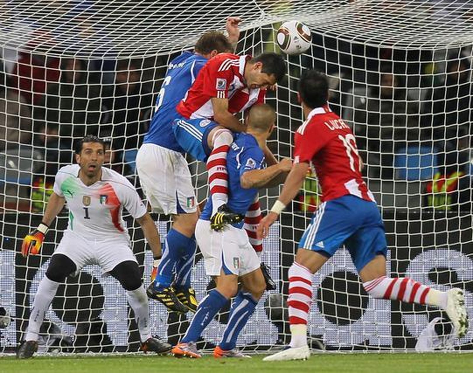 Alcaraz remata con la nuca en el gol de Paraguay. / AFP