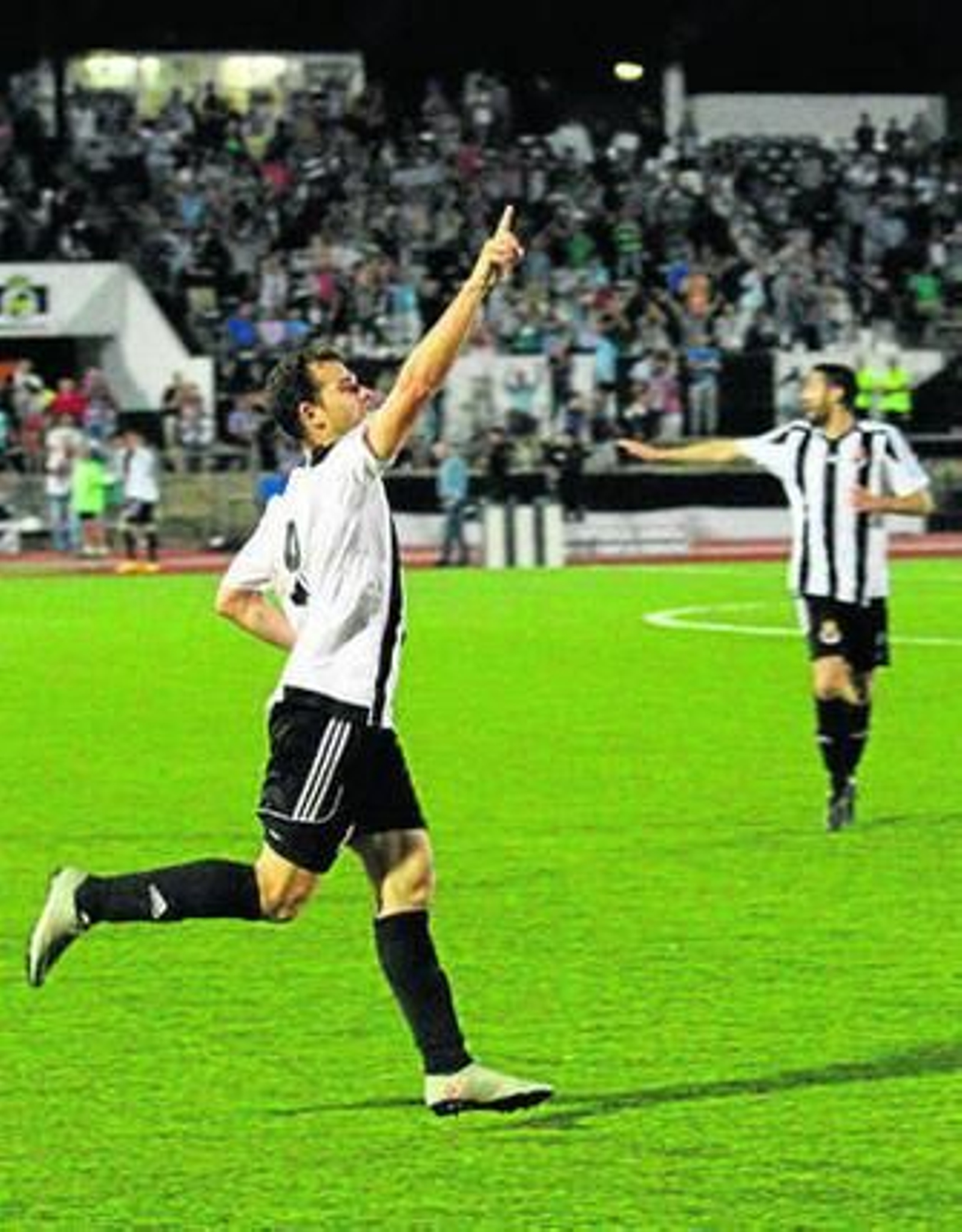 Espinar dedica el tanto de la victoria albinegra ante el Recre.