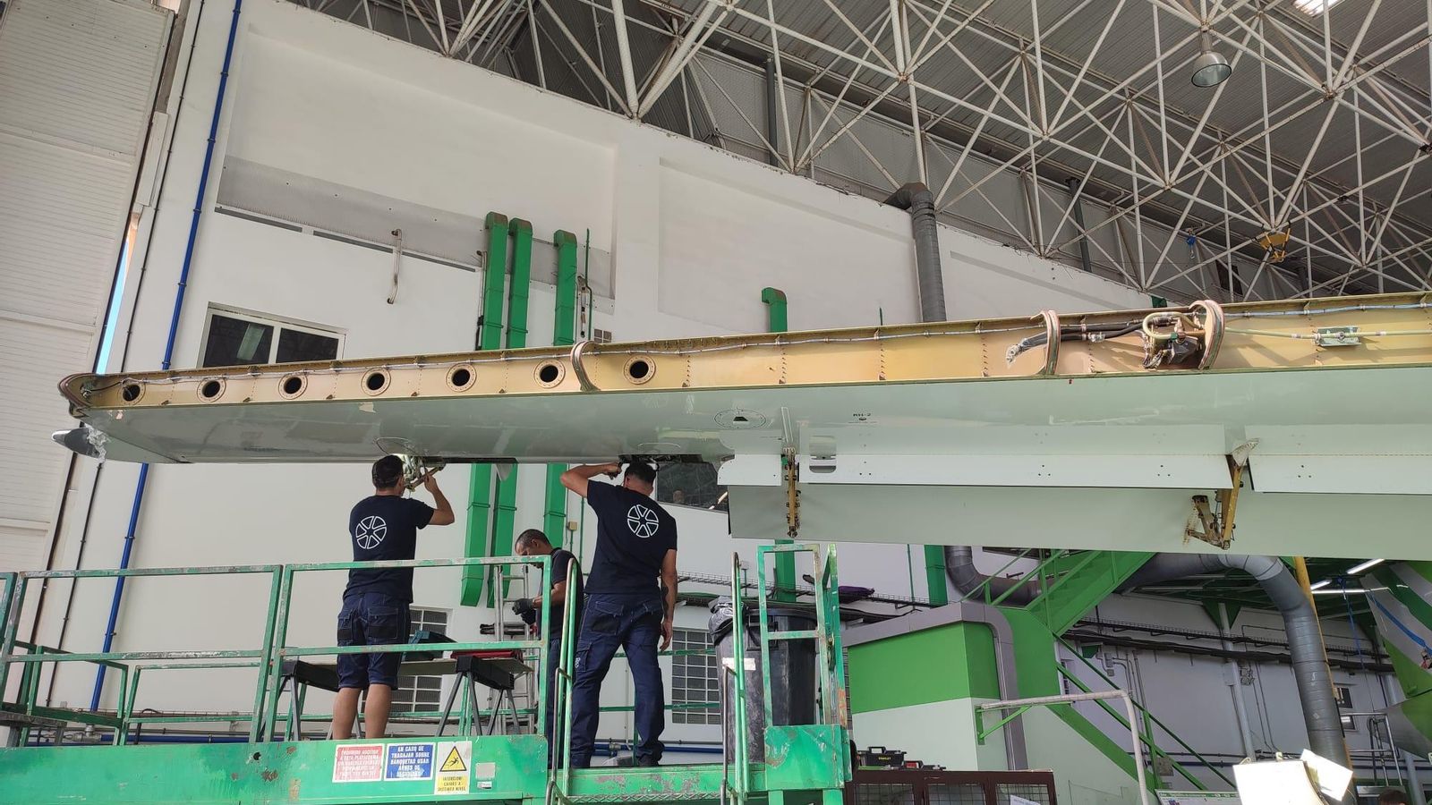 Dos técnicos trabajan sobre un ala de un ATR en el hangar de Binter.