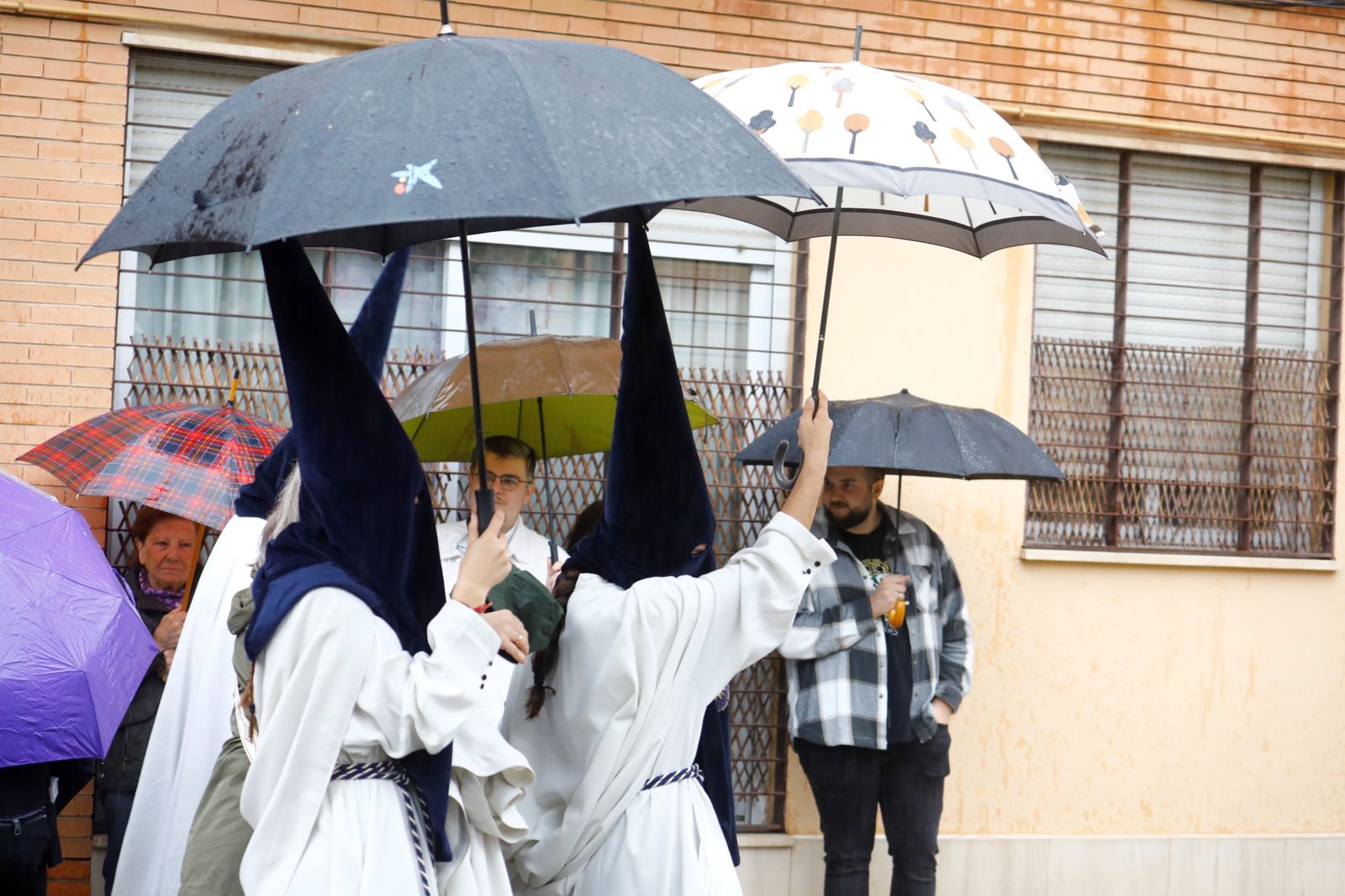 La lluvia frustra la salida de la hermandad de la Estrella el Lunes Santo, en imágenes