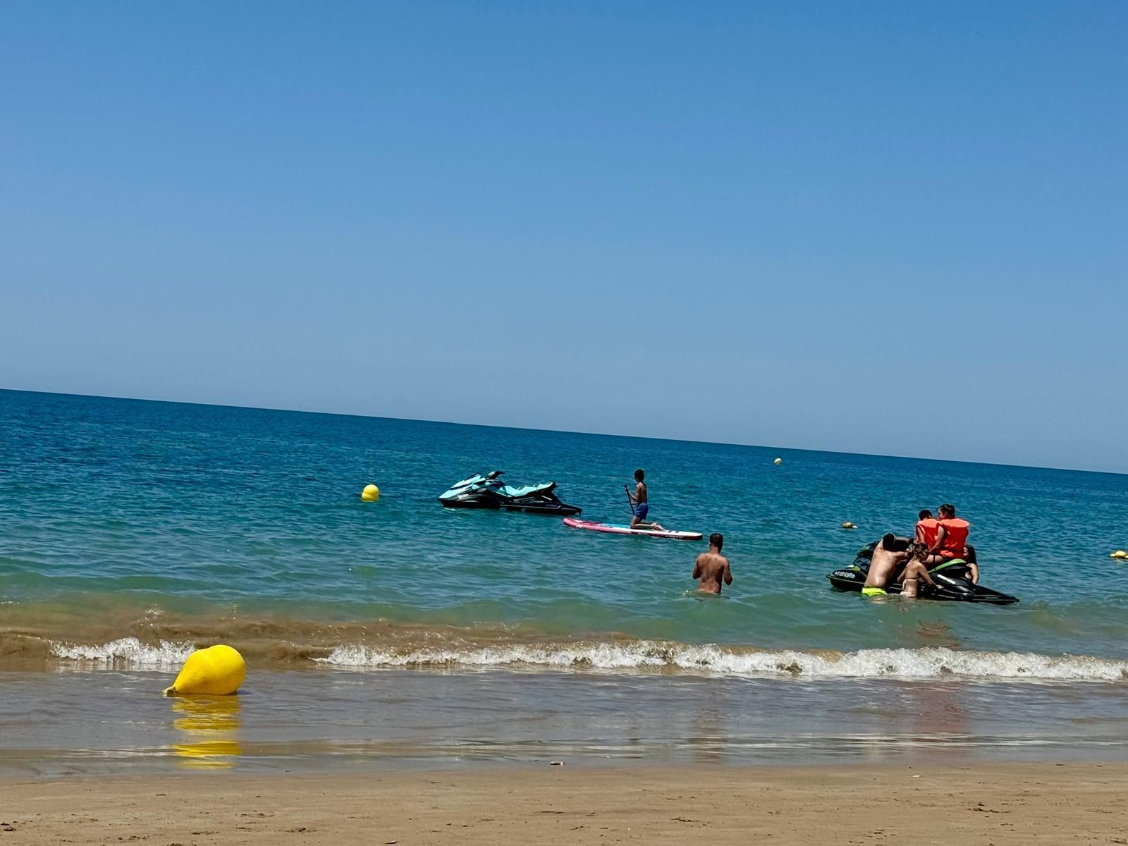 Aguas turquesas de la playa de Punta Candor, en Rota. Aguas turquesas de la playa de Punta Candor, en Rota.