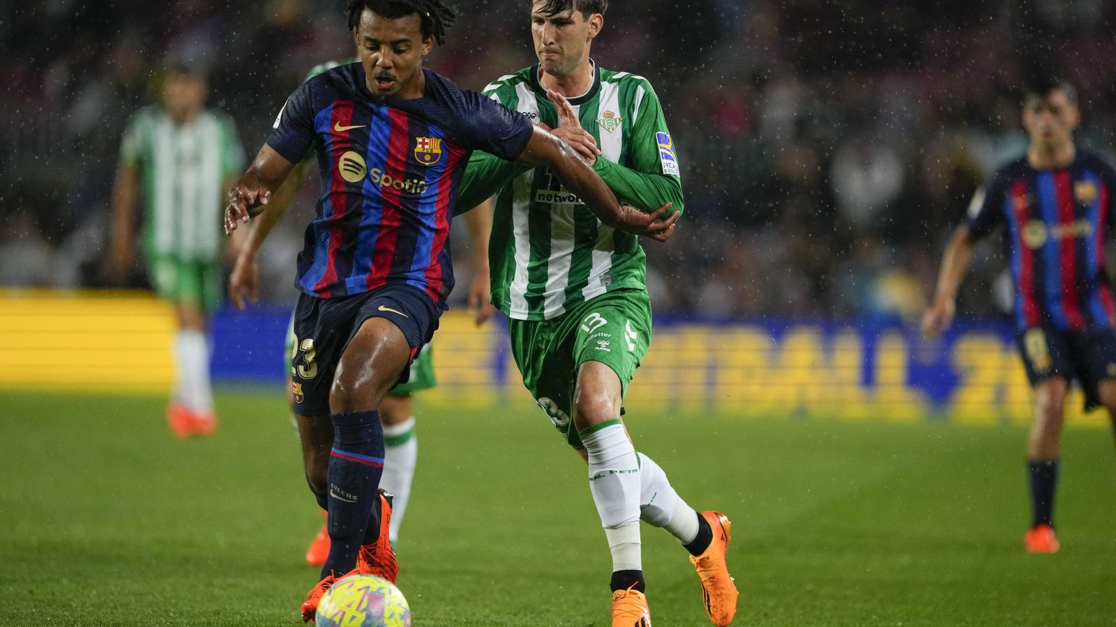 Miranda trata de interceptar un avance de Koundé.