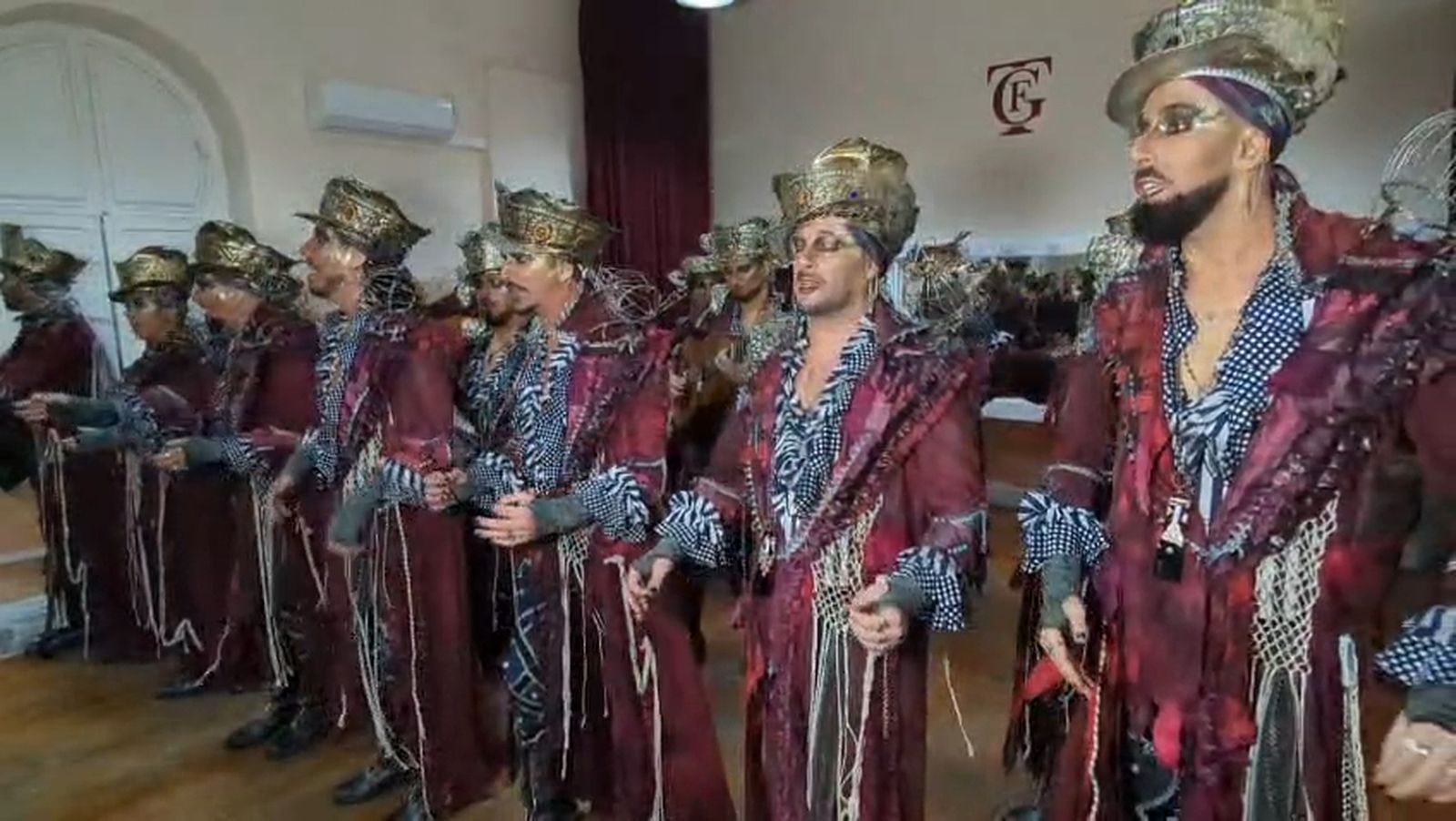 El pasodoble de la comparsa 'El desguace': así sonó en los camerinos del Teatro Falla