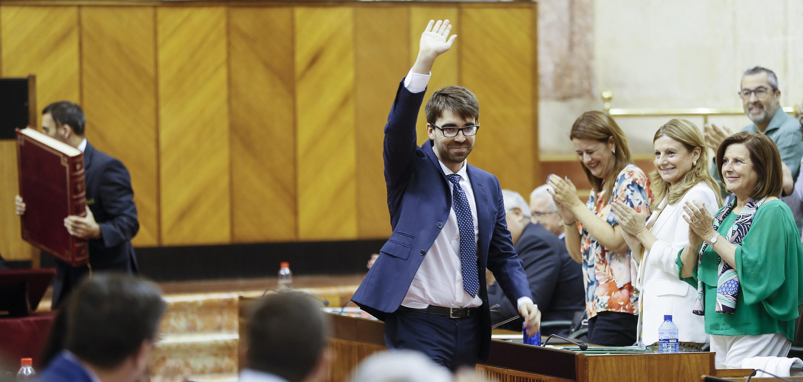 El economista socialista José Antonio Hidalgo García, saluda mientras es aplaudido en el Parlamento andaluz.
