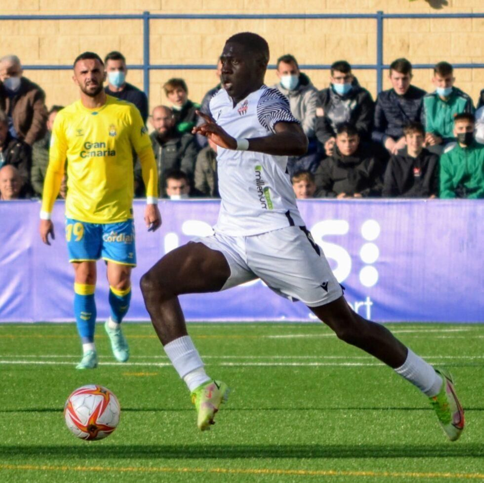 El nuevo futbolista del Poli El Ejido durante un encuentro de su etapa en el Vélez.