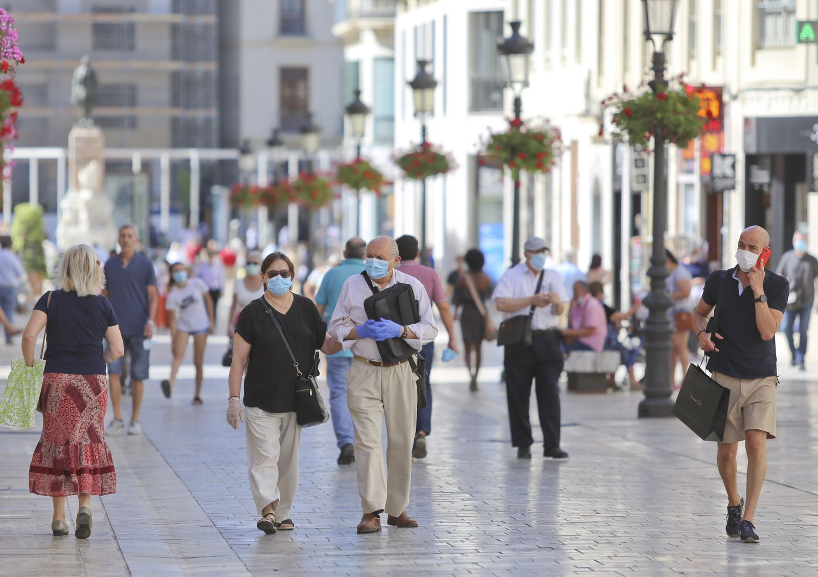 Personas por el centro de Málaga.