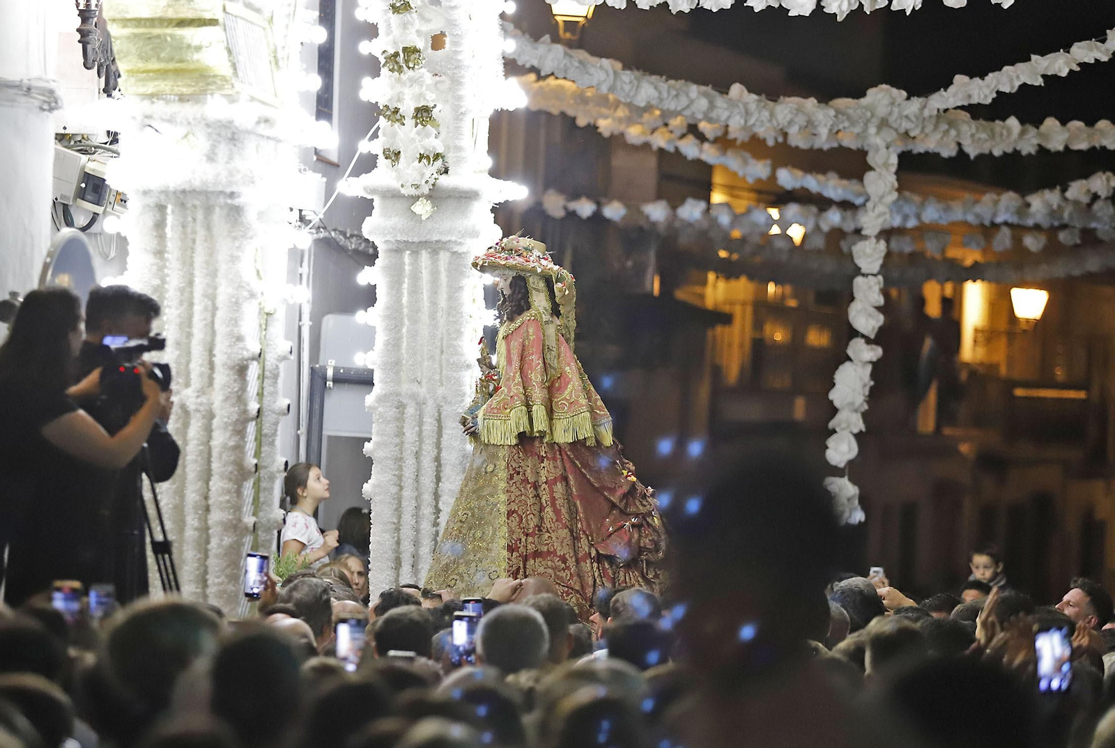 La Virgen del Rocío recorre las calles de Almonte hacia el Chaparral para el inicio del Camino de los Llanos