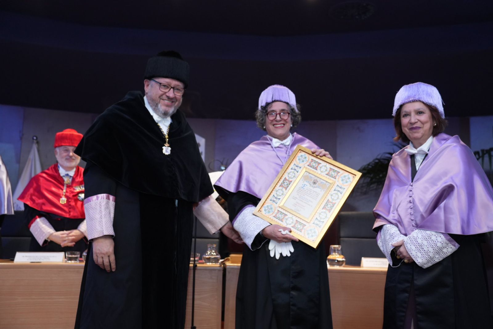 La profesora Ana María Serrano, en el centro, tras ser investida doctora honoris causa.