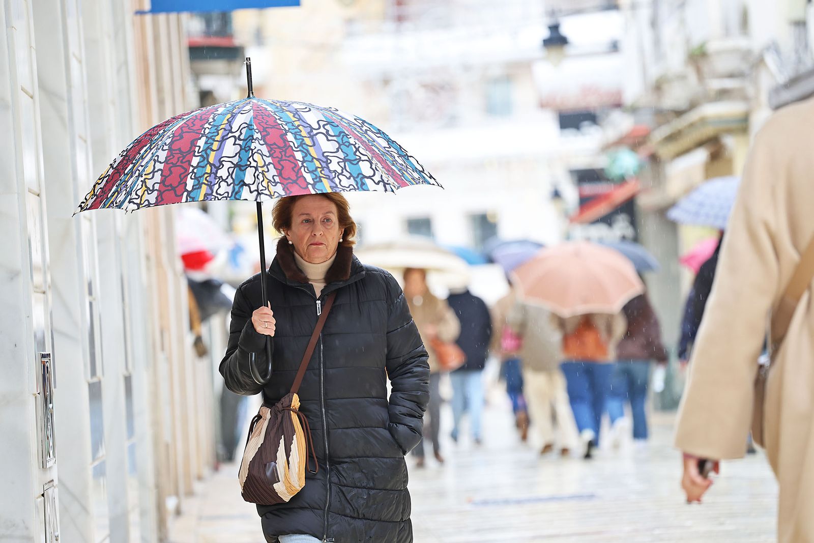 Las calles de la ciudad se inundan de paraguas en la invernal mañana de sábado