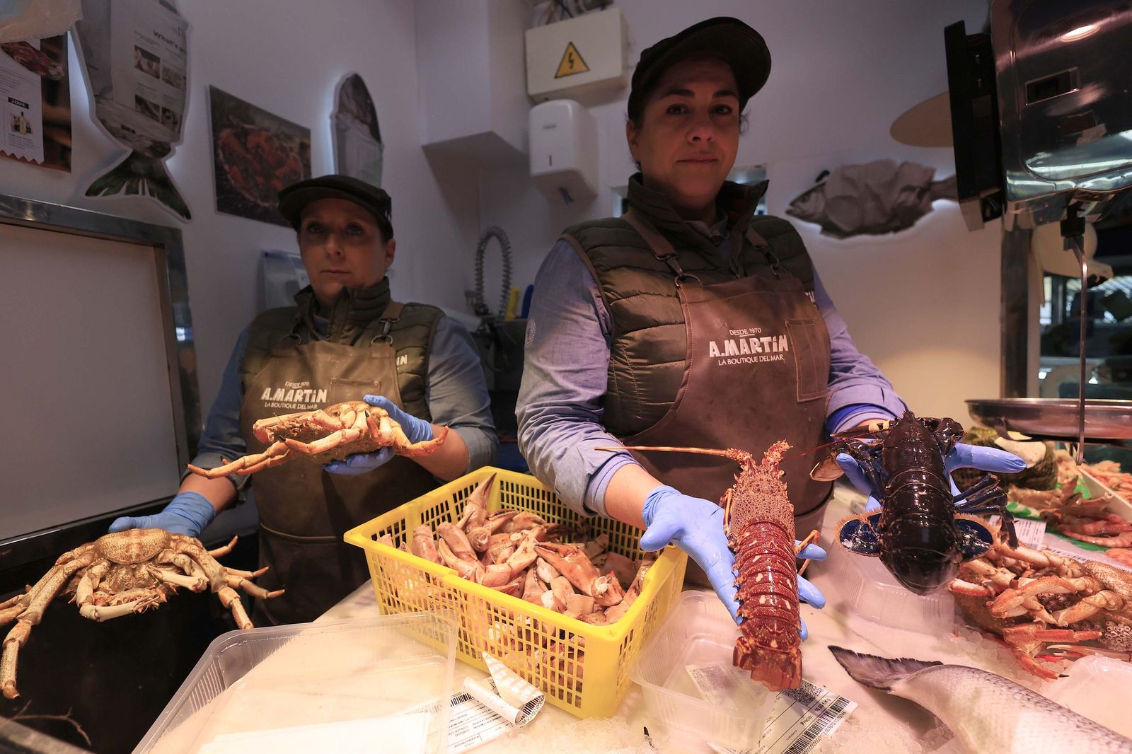 Las últimas compras para Nochevieja en Algeciras, en imágenes