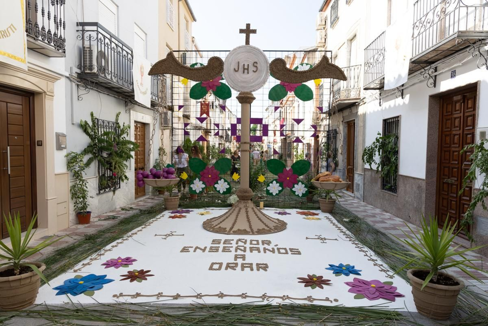 Los vecinos de Villardompardo exponen las obras de su Corpus un año más, en imágenes