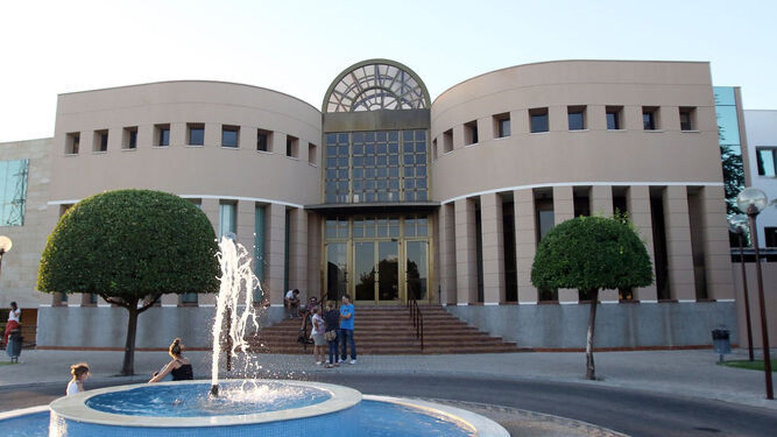 Entrada principal del Tanatorio de Las Quemadas, en Córdoba.