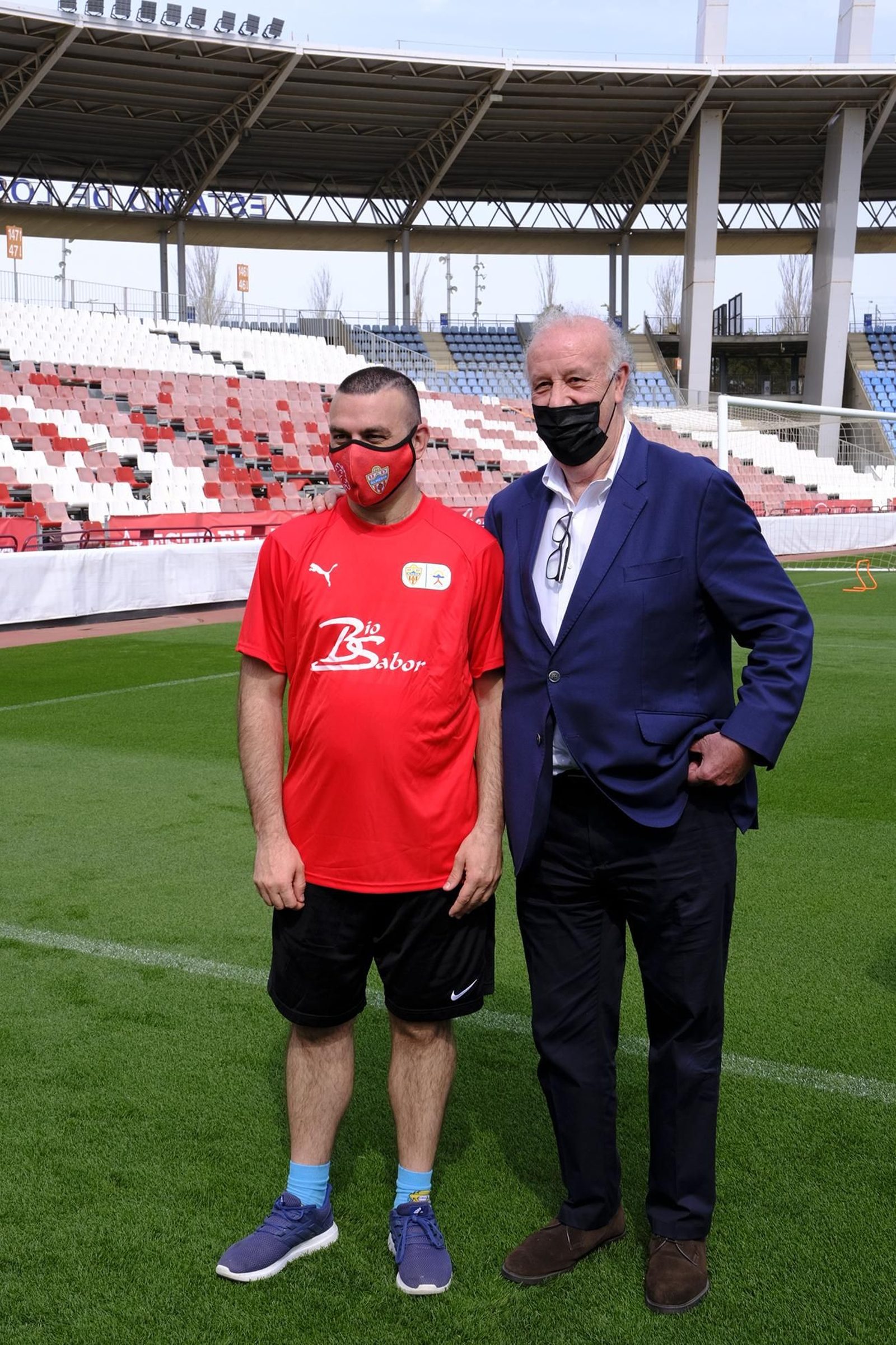 Fotogalería de la visita de Vicente del Bosque al equipo Genuine de la Fundación U.D. Almería