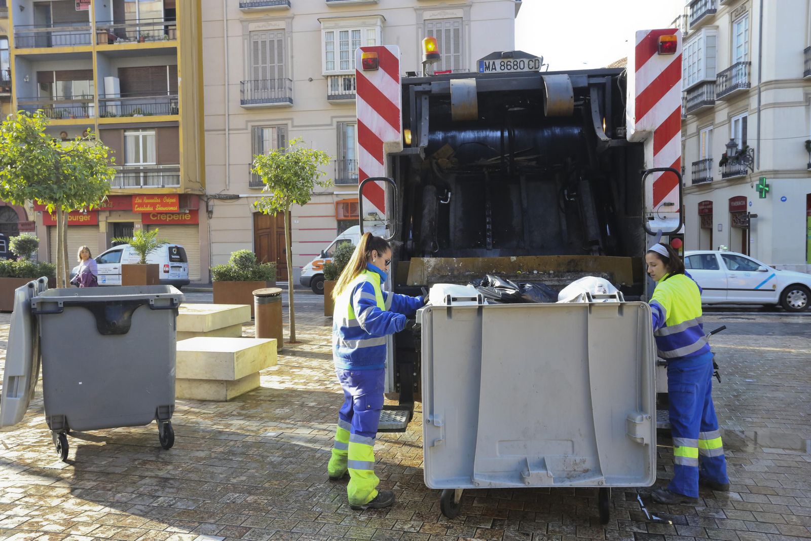 Trabajadores de Limasa en el centro de Málaga.