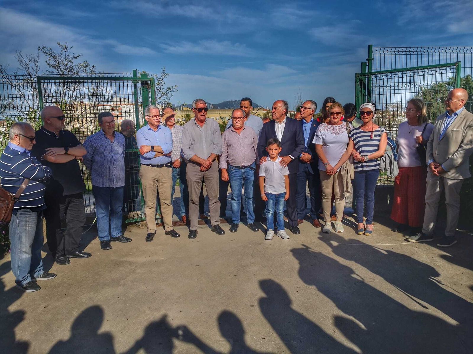 Asistentes al homenaje a Antonio Perles en el parque de El Saladillo.