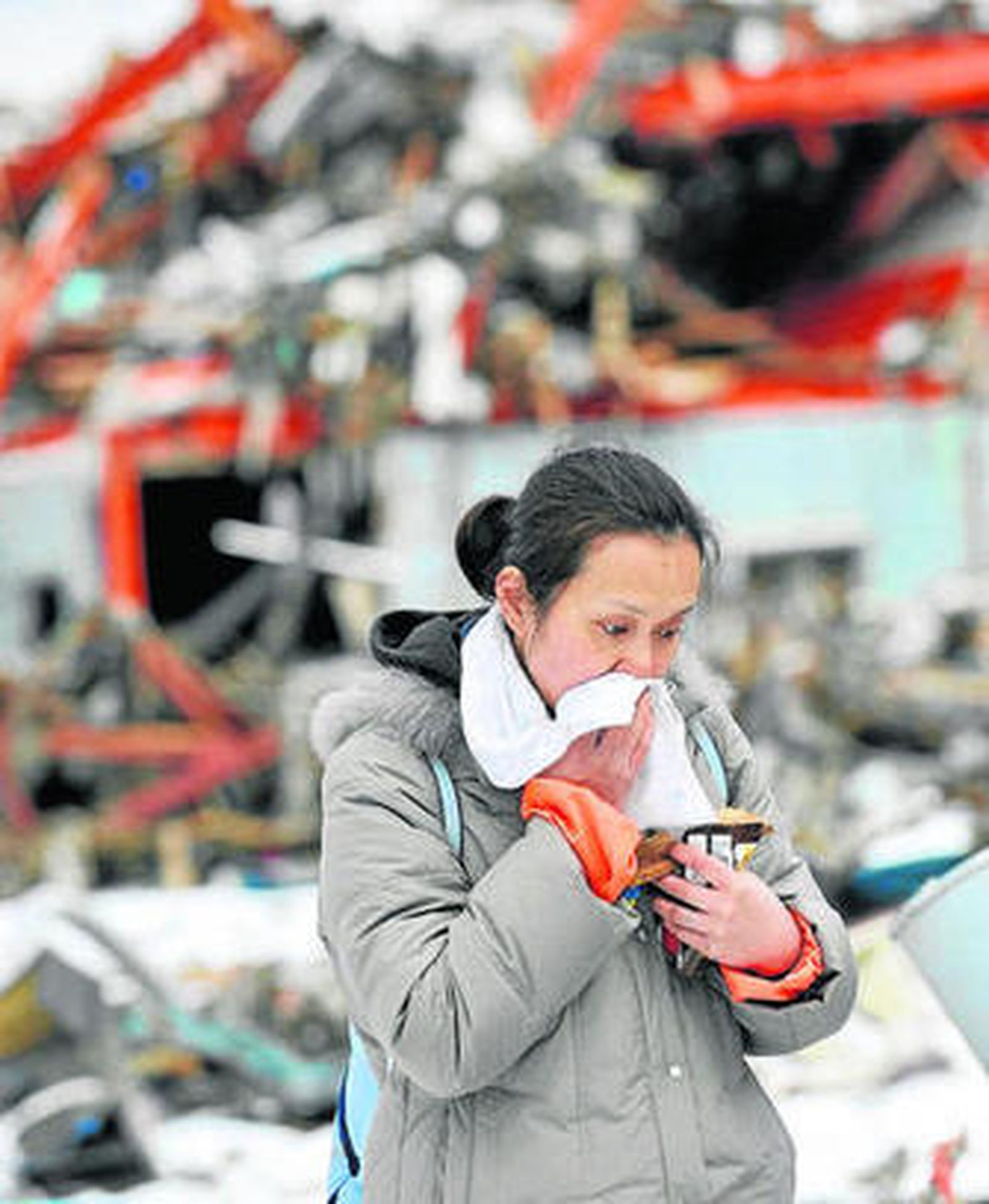 Un agente de bolsa japonés seguía ayer desde Tokio por televisión la situación en la central nuclear de Fukushima.