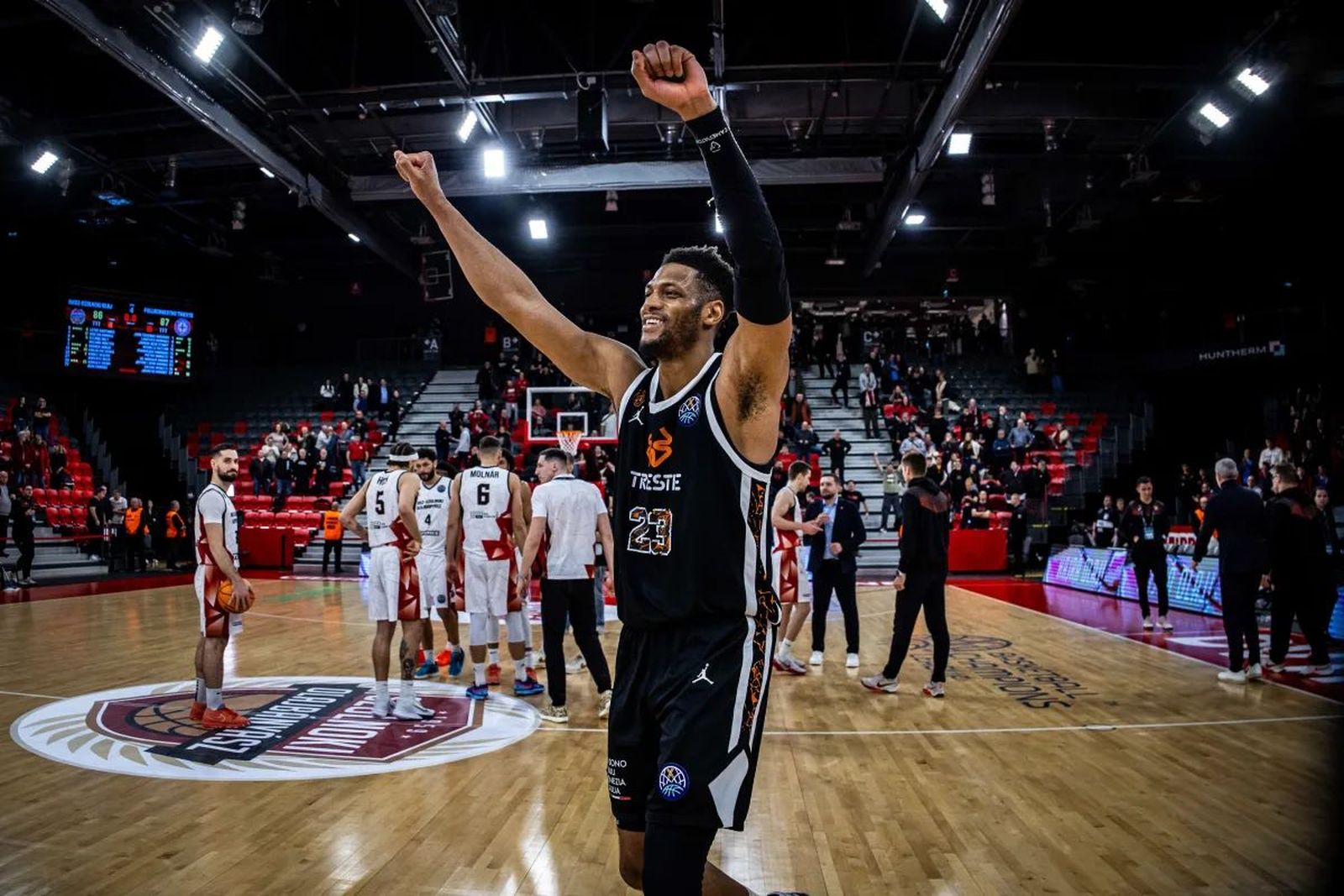 Jeff Brooks, con Trieste.