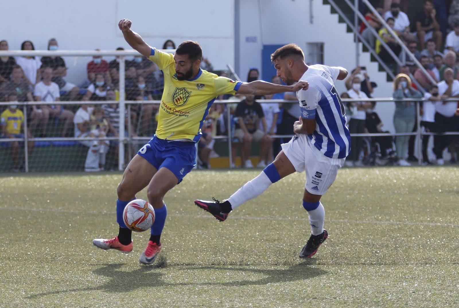 Imágenes del encuentro entre el Conil y el Recreativo de Huelva