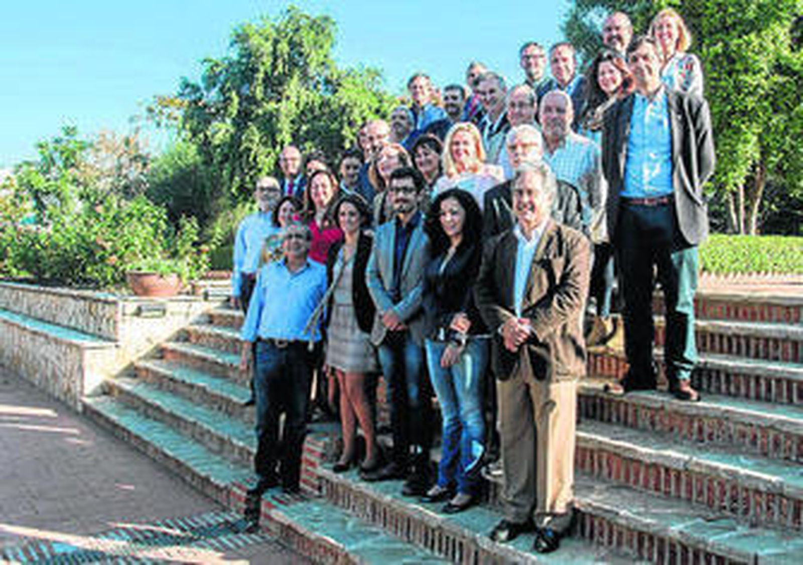 Narváez, con vaqueros y camisa celeste, con su equipo.