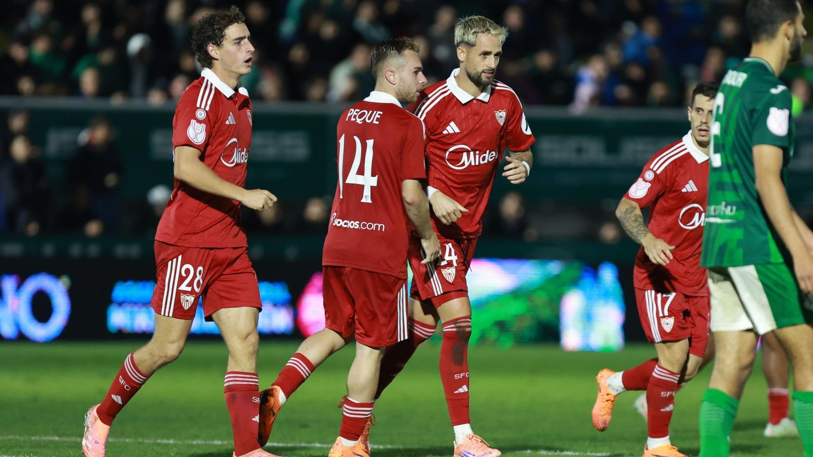 Peque y Januzaj, autores de tres de los cuatro goles, festejan uno de los tantos del belga en presencia de Manu Bueno.