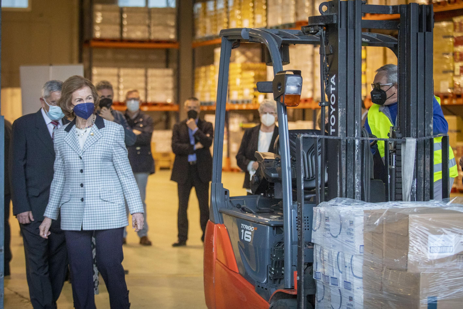 Imágenes de la visita de la Reina Sofía al Banco de Alimentos de Cádiz