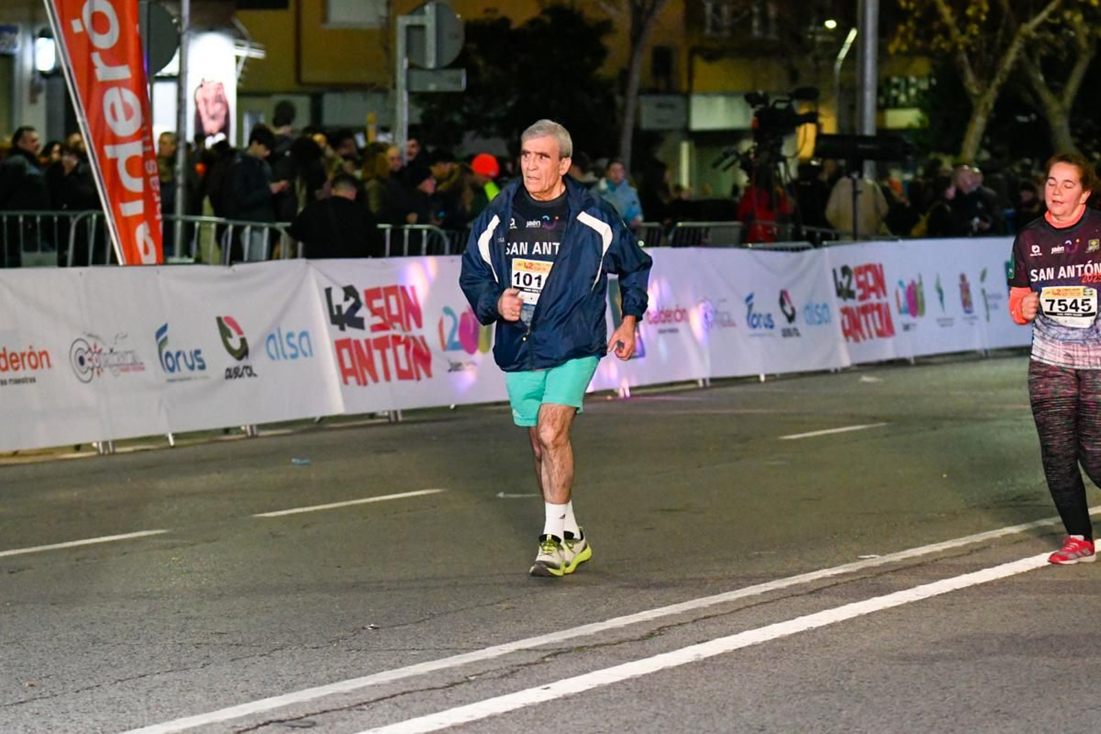 En imágenes: búscate en tu llegada a meta de la Carrera de San Antón 2025 (12)