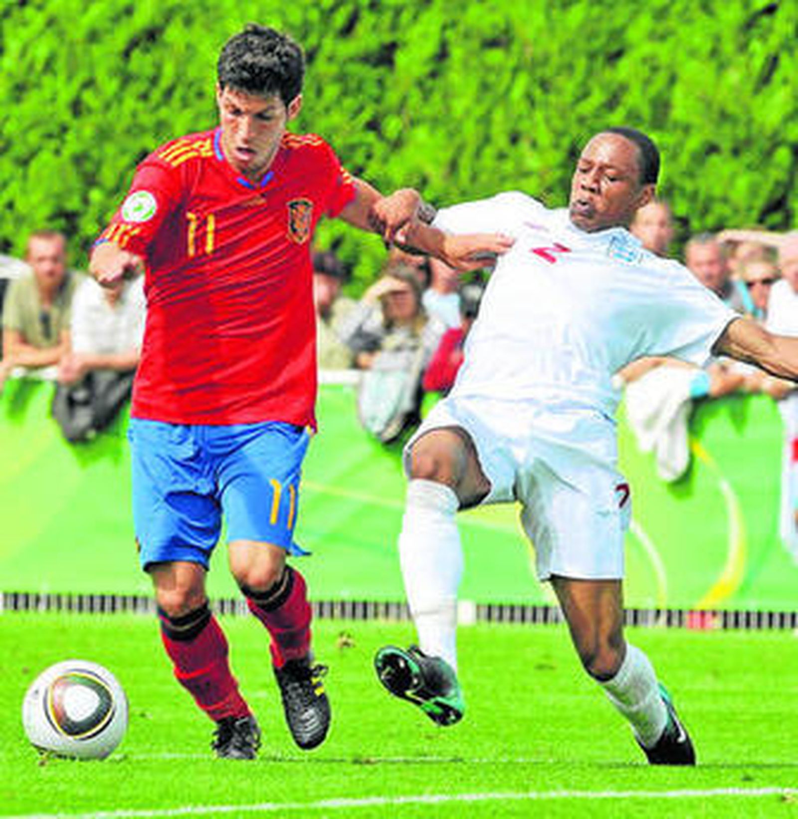 Dani Pacheco se marcha de un rival.