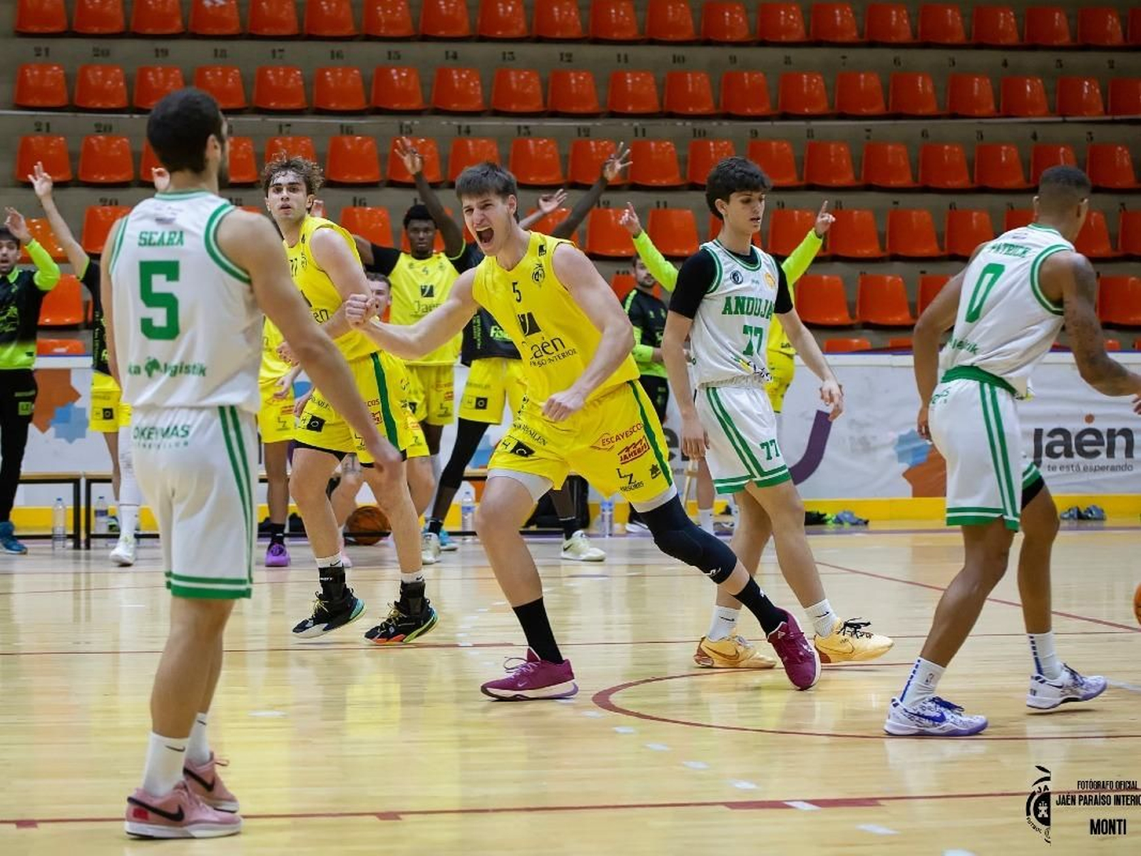 Nahuel Peña celebra una de sus canastas en el duelo ante el CB Andújar.