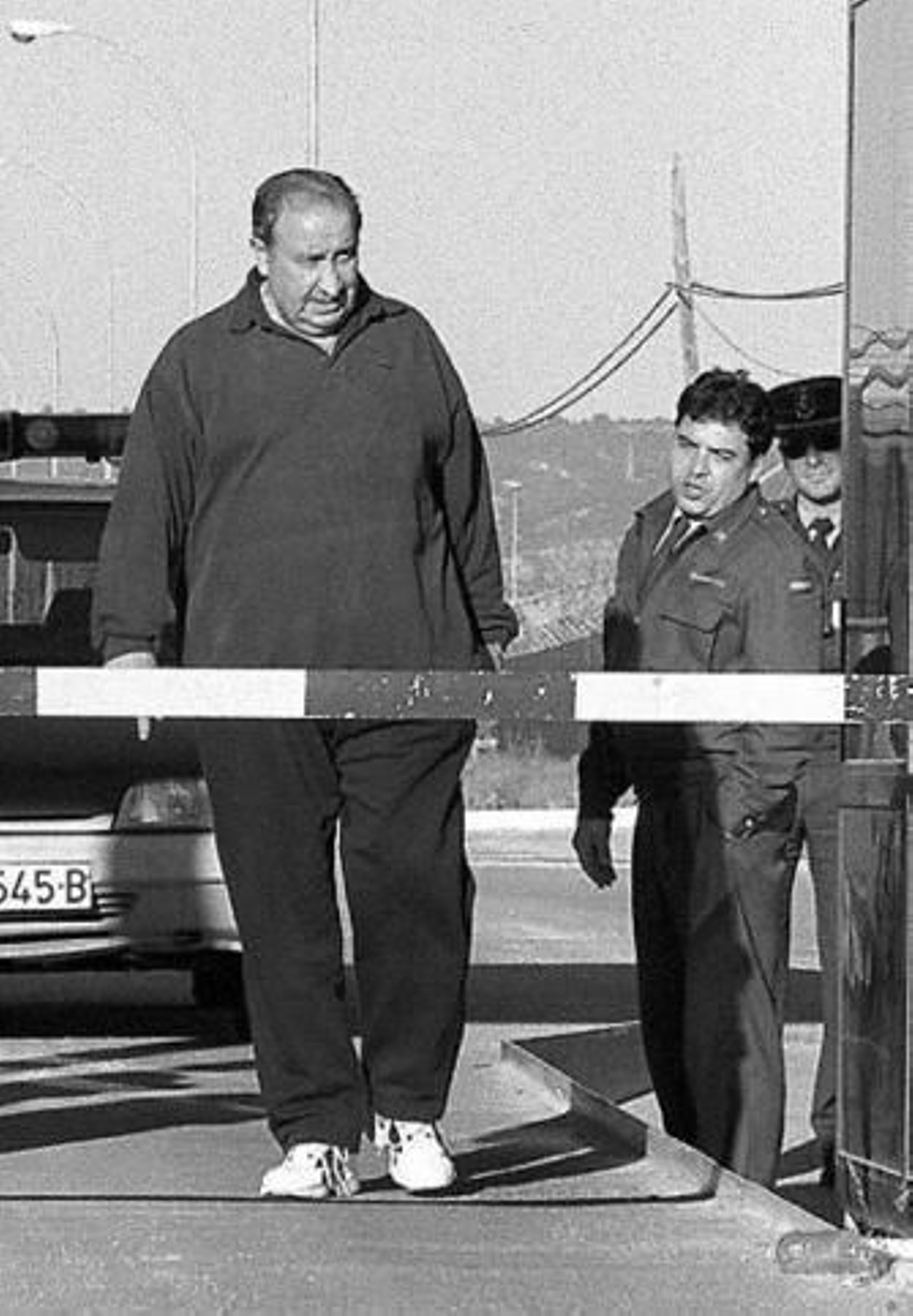 Gil, el 22 de abril de 2002, abandonando Alcalá Meco por el caso Saqueo.