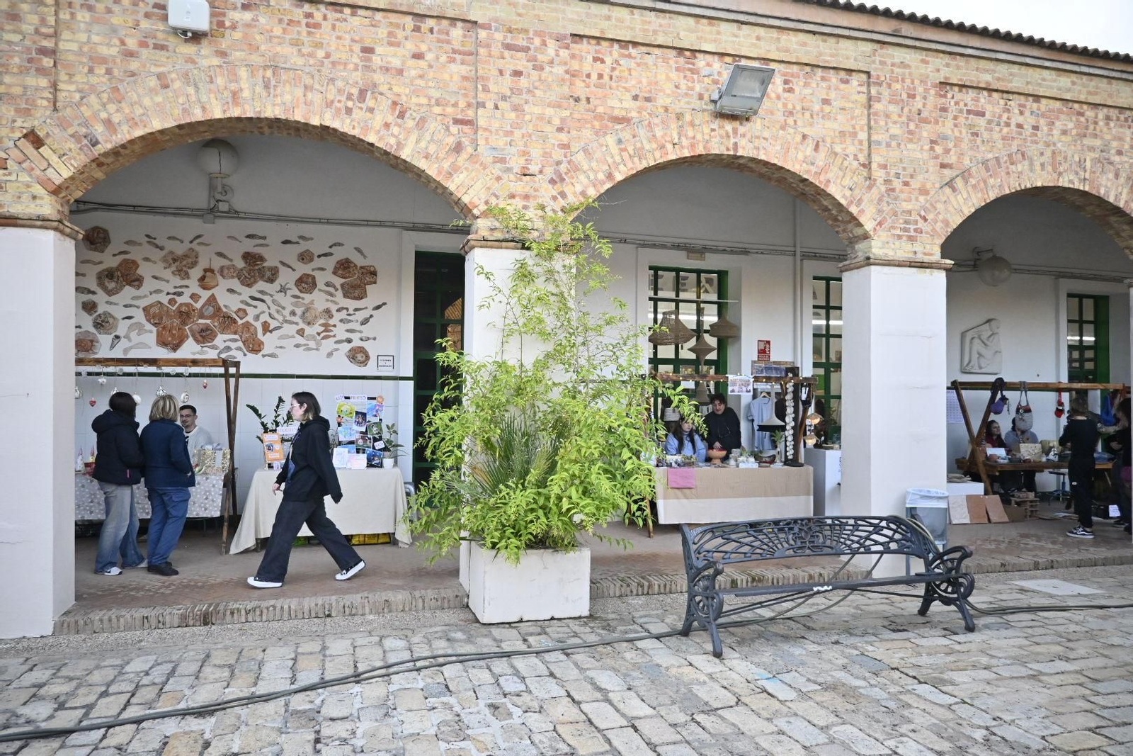 Imágenes del tradicional mercadillo de navidad de la escuela de arte León Ortega