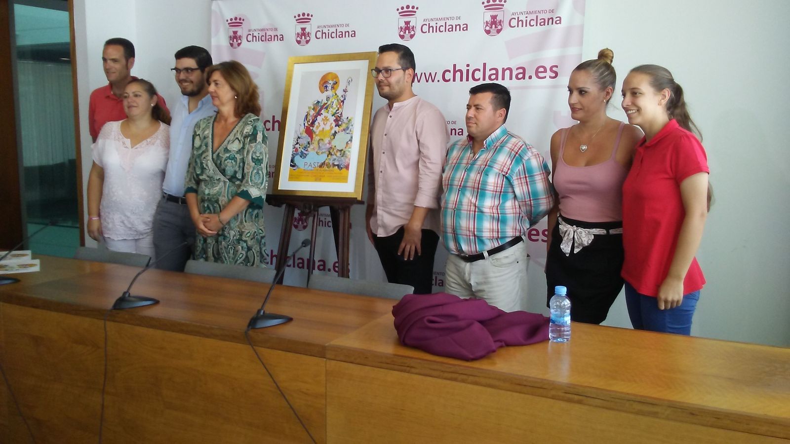 Momento de la presentación del afiche con la presencia de la delegada Pepa Vela y miembros de la agrupación parroquial.