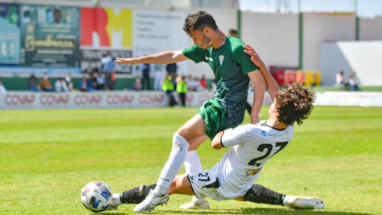 Ale Marín intenta evitar la entrada de Migue Sánchez.